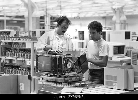 - Stabilimento IBM di Santa Palomba (Roma), giugno 1984 - usine IBM à Santa Palomba (Rome), juin 1984 Banque D'Images