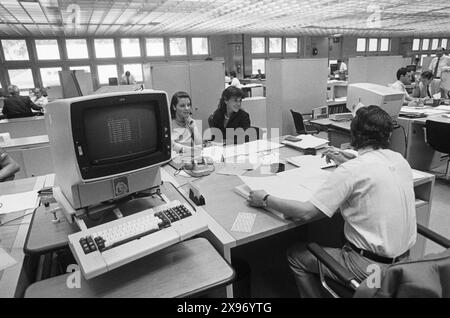 - Stabilimento IBM di Santa Palomba (Roma), giugno 1984 - usine IBM à Santa Palomba (Rome), juin 1984 Banque D'Images