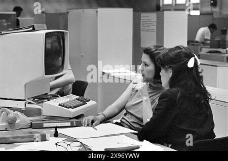 - Stabilimento IBM di Santa Palomba (Roma), giugno 1984 - usine IBM à Santa Palomba (Rome), juin 1984 Banque D'Images