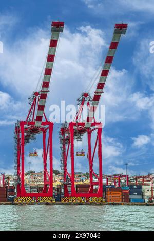 Grues rouges et conteneurs de navires dans le port de Lisbonne (Porto de Lisboa), le troisième plus grand port du Portugal Banque D'Images