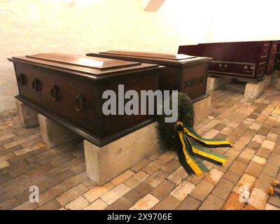 Fürstengruft in Weimar Die Särge von Johann Wolfgang von Goethe und Friedrich Schiller in der Fürstengruft in Weimar, Grabstätte einiger Mitglieder der Häuser Sachsen-Weimar und Sachsen-Weimar-Eisenach auf dem Historischen Friedhof in Weimar *** crypte des princes à Weimar les cercueils de Johann Wolfgang von Goethe et de Friedrich Schiller dans la crypte des princes à Weimar, lieu de sépulture de quelques membres des maisons de Saxe Weimar et Saxe Weimar Eisenach au cimetière historique de Weimar Copyright : xStopperx/xEibner-Pressefotox EP asr Banque D'Images