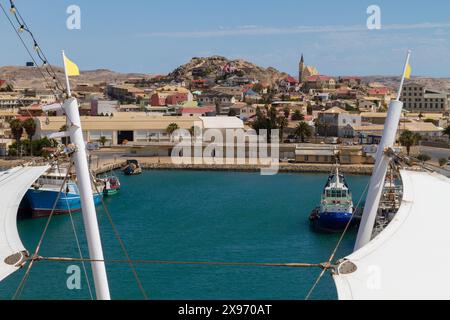 Vue sur le port de Lüderitz depuis un bateau de croisière Banque D'Images