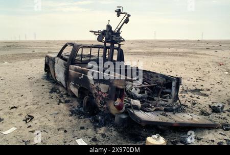 Première Guerre du Golfe : 4 mars 1991 Une mitrailleuse lourde soviétique KPV de 14,5 mm dans une monture de canon anti-aérien ZPU-1 à l'arrière d'un «Technical» brûlé, un pick-up Toyota Land Cruiser. Cela faisait partie d'un convoi irakien qui a été attaqué avec des bombes à sous-munitions par l'USAF environ une semaine auparavant sur la route 801, la route menant à Um Qasr, au nord de Koweït City. Banque D'Images