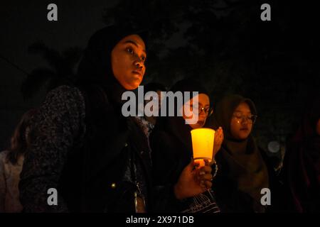 Bandung, Indonésie. 29 mai 2024. Des dizaines de personnes ont participé à la mise en marche d’une veillée aux chandelles et à la prière pour soutenir les Palestiniens devant le Monument Asie-Afrique à Bandung, Java occidental, Indonésie, le 29 mai 2024. Les membres de Solidarity Art for Palestine Bandung Spirit for Palestine condamnent les actions d'Israël dans la destruction des tentes de réfugiés à Rafah le 26 mai et proposent au gouvernement de commémorer le 26 mai comme Journée internationale de deuil pour la Palestine. (Photo de Dimas Rachmatsyah/Sipa USA) crédit : Sipa USA/Alamy Live News Banque D'Images