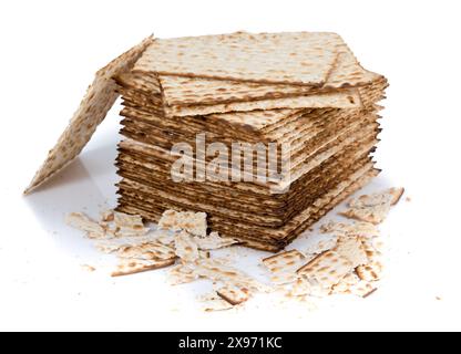 Pile de matzah et quelques matzo cassés sur le côté - pain casher traditionnel pour la Pâque Banque D'Images