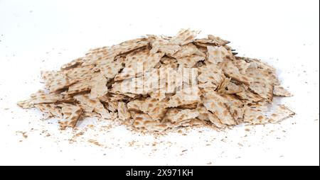 Morceaux de matzah cassé - pain casher traditionnel pour la Pâque Banque D'Images