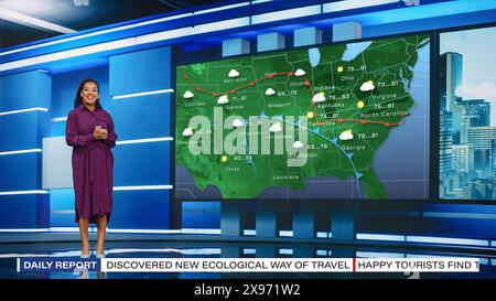 Programme de prévisions météo TV : L'animateur de télévision professionnel examinant le rapport météo dans Newsroom Studio, utilise le grand écran avec des visuels. La célèbre présentatrice parle. Concept de canal de câble maquette. Banque D'Images