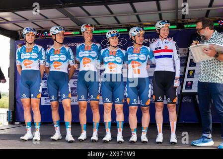 Coureurs de l'équipe DSM à la course cycliste Ford RideLondon classique Women's WorldTour 2024 deuxième étape à Maldon, Essex, Royaume-Uni Banque D'Images