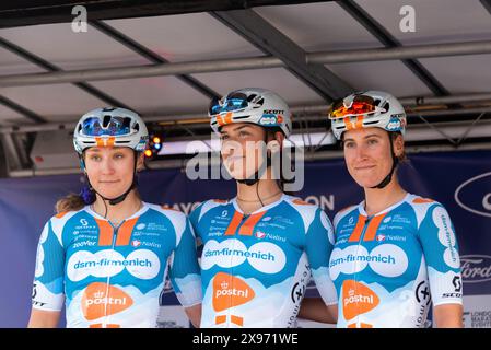 Coureurs de l'équipe DSM à la course cycliste Ford RideLondon classique Women's WorldTour 2024 deuxième étape à Maldon, Essex, Royaume-Uni Banque D'Images