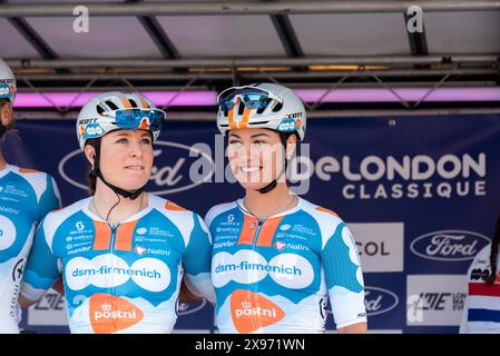 Coureurs de l'équipe DSM à la course cycliste Ford RideLondon classique Women's WorldTour 2024 deuxième étape à Maldon, Essex, Royaume-Uni Banque D'Images