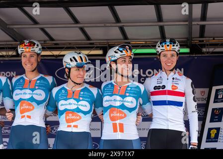 Coureurs de l'équipe DSM à la course cycliste Ford RideLondon classique Women's WorldTour 2024 deuxième étape à Maldon, Essex, Royaume-Uni Banque D'Images