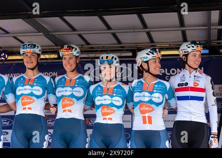 Coureurs de l'équipe DSM à la course cycliste Ford RideLondon classique Women's WorldTour 2024 deuxième étape à Maldon, Essex, Royaume-Uni Banque D'Images