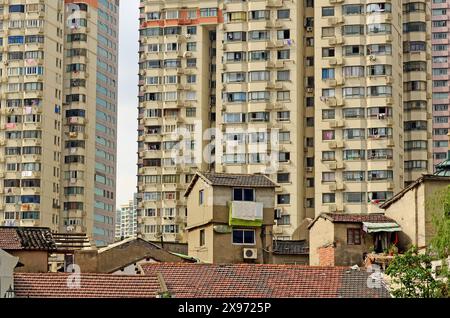 Maisons abandonnées et gratte-ciel modernes, Shanghai, Chine Banque D'Images