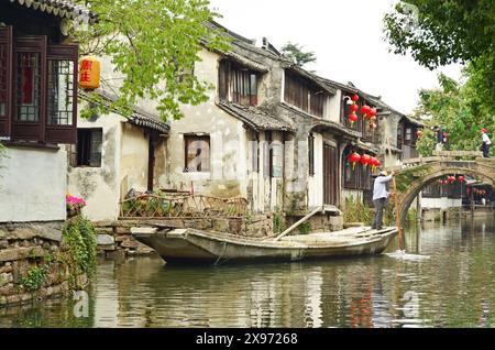 Bateau par pont sur le Grand canal, Zhouzhuang, Kunshan, Suzhou, Jiangsu, Chine Banque D'Images