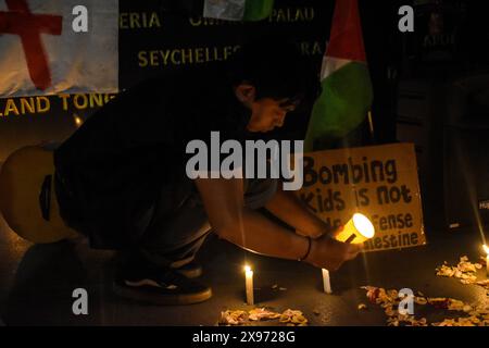 Bandung, Indonésie. 29 mai 2024. Des dizaines de personnes ont participé à la mise en marche d’une veillée aux chandelles et à la prière pour soutenir les Palestiniens devant le Monument Asie-Afrique à Bandung, Java occidental, Indonésie, le 29 mai 2024. Les membres de Solidarity Art for Palestine Bandung Spirit for Palestine condamnent les actions d'Israël dans la destruction des tentes de réfugiés à Rafah le 26 mai et proposent au gouvernement de commémorer le 26 mai comme Journée internationale de deuil pour la Palestine. (Photo de Dimas Rachmatsyah/Sipa USA) crédit : Sipa USA/Alamy Live News Banque D'Images