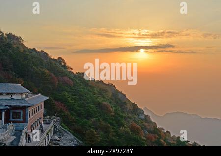 Coucher de soleil sur le mont Taishan ou Mont Tai Sacré montagne, Shandong, Chine Banque D'Images