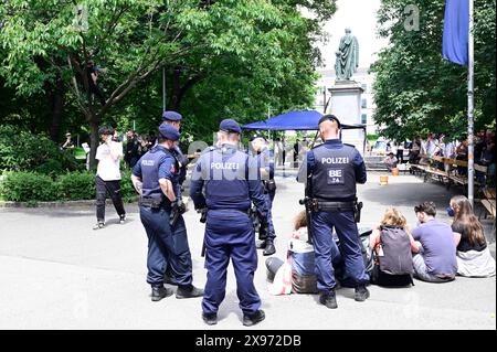 Vienne, Autriche. 29 mai 2024. La police dissout le camp de protestation pro-palestinien devant l'Université de technologie de Vienne (tu) Banque D'Images