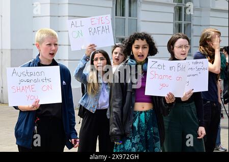 Vienne, Autriche. 29 mai 2024. La police dissout le camp de protestation pro-palestinien devant l'Université de technologie de Vienne (tu) Banque D'Images