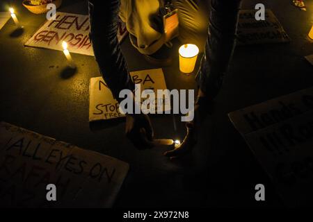 Bandung, Indonésie. 29 mai 2024. Des dizaines de personnes ont participé à la mise en marche d’une veillée aux chandelles et à la prière pour soutenir les Palestiniens devant le Monument Asie-Afrique à Bandung, Java occidental, Indonésie, le 29 mai 2024. Les membres de Solidarity Art for Palestine Bandung Spirit for Palestine condamnent les actions d'Israël dans la destruction des tentes de réfugiés à Rafah le 26 mai et proposent au gouvernement de commémorer le 26 mai comme Journée internationale de deuil pour la Palestine. (Photo de Dimas Rachmatsyah/Sipa USA) crédit : Sipa USA/Alamy Live News Banque D'Images