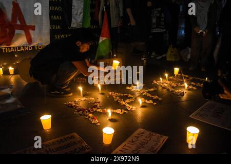 Bandung, Indonésie. 29 mai 2024. Un peuple a participé à allumer une veillée aux chandelles et à prier pour soutenir les Palestiniens devant le Monument Asie-Afrique à Bandung, Java occidental, Indonésie, le 29 mai 2024. Les membres de Solidarity Art for Palestine Bandung Spirit for Palestine condamnent les actions d'Israël dans la destruction des tentes de réfugiés à Rafah le 26 mai et proposent au gouvernement de commémorer le 26 mai comme Journée internationale de deuil pour la Palestine. (Photo de Dimas Rachmatsyah/Sipa USA) crédit : Sipa USA/Alamy Live News Banque D'Images