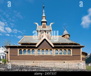 Sognefjord Landmark, une église en bois 'anglais', St Olaf, Balestrand, Norvège i(n mémoire de Margaret Green) a des têtes de dragon construites dans l'architecture. Banque D'Images