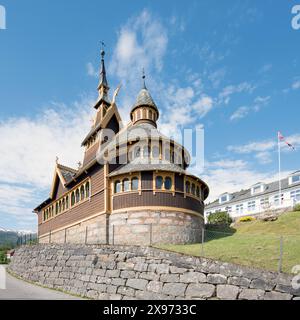 Sognefjord Landmark, une église en bois 'anglais', St Olaf, Balestrand, Norvège i(n mémoire de Margaret Green) a des têtes de dragon construites dans l'architecture. Banque D'Images