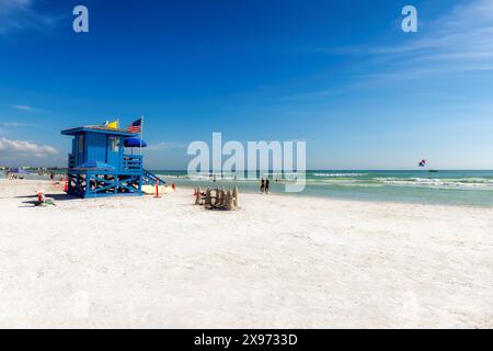 Cabane de sauveteur sur Sunny Siesta Key Beach dans une belle journée d'été avec l'océan et le ciel bleu. Banque D'Images