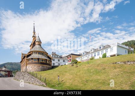 Sognefjord Landmark, une église en bois 'anglais', St Olaf, Balestrand, Norvège i(n mémoire de Margaret Green) a des têtes de dragon construites dans l'architecture. Banque D'Images