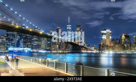 Le pont de Brooklyn et les gratte-ciel de Manhattan illuminés la nuit depuis la Brooklyn Heights Promenade à New York Banque D'Images
