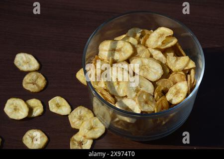 Croustilles de banane croquantes populaires frites traditionnelles du sud de l'Inde, goûter à l'heure du thé. Kerala Inde. Fabriqué en huile de coco sur Onam, Vishu, Diwali, Ramzan. Banque D'Images