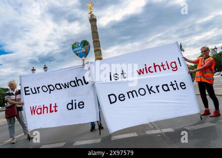 OMAS for future demonstrieren am Großen Stern für Demokratie und wählen, Berlin, 29. Mai 2024 Deutschland, Berlin, mai 2024, OMAS for future demonstrieren am Großen Stern für Demokratie und wählen, spannen transparent über die Fahrbahn, an der Fußgängerampel BEI Grün, verteilen dabei Flugblätter an Autofahrer, Aktion wirbt für wählen gehen BEI der Europawahl am 9,. Juni, Politik, *** OMAS for future manifester à Großer Stern pour la démocratie et le vote, Berlin, 29 mai 2024 Allemagne, Berlin, mai 2024, OMAS for future manifeste à Großer Stern pour la démocratie et le vote, étirer la bannière à travers le Banque D'Images