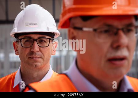 Varsovie, province de Mazovie, Pologne. 29 mai 2024. De gauche à droite : le ministre de l'infrastructure Dariusz Klimczak, président du conseil d'administration de PKP Intercity Janusz Malinowski lors d'une conférence de presse conjointe à la gare de Warszawa Zachodnia sur le thème du développement ferroviaire en Pologne. (Crédit image : © Maciek Jazwiecki/ZUMA Press Wire) USAGE ÉDITORIAL SEULEMENT! Non destiné à UN USAGE commercial ! Banque D'Images