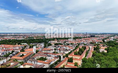 München, Bayern, Deutschland 29. Mai 2024 : Ein Frühsommertag in der Landeshauptstadt München. Hier der Blick vom Stadtteil Giesing auf die Skyline, Häuser, Häsuermeer, Bildmitte Olympiaturm und Frauenkirche, links die Pfarrkirchenstiftung Franziskus, Stadtblick *** Munich, Bavière, Allemagne 29 mai 2024 une journée d'été tôt dans la capitale de l'État Munich ici la vue du quartier Giesing à l'horizon, maisons, mer de maisons, centre de l'image Tour Olympique et Frauenkirche, a quitté la fondation de l'église paroissiale St Franziskus, vue sur la ville Banque D'Images