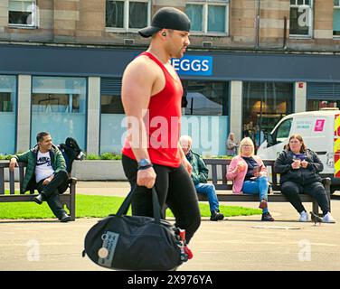 Glasgow, Écosse, Royaume-Uni. 29 mai 2024 : Météo britannique : journée chaude comme les habitants et les touristes dans la ville marchaient sur la place george à l'heure du déjeuner. Crédit Gerard Ferry/Alamy Live News Banque D'Images