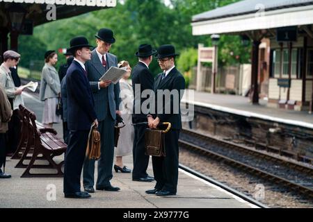 Living est un film dramatique britannique réalisé par Oliver Hermanus en 2022. Son scénario de Kazuo Ishiguro est adapté du film Ikiru d'Akira Kurosawa de 1952. Cette photographie est réservée à un usage éditorial et est protégée par les droits d'auteur de la société cinématographique et/ou du photographe désigné par la société cinématographique ou de production et ne peut être reproduite que par des publications dans le cadre de la promotion du film ci-dessus. Un crédit obligatoire à la société cinématographique est requis. Le photographe doit également être crédité lorsqu'il est connu. Banque D'Images