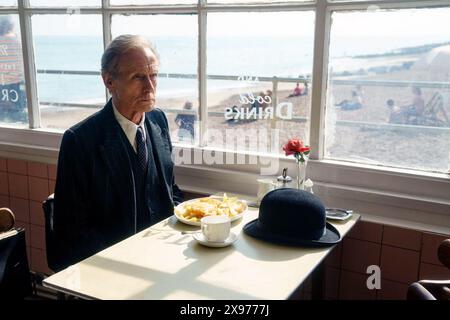 Living est un film dramatique britannique réalisé par Oliver Hermanus en 2022. Son scénario de Kazuo Ishiguro est adapté du film Ikiru d'Akira Kurosawa de 1952. Cette photographie est réservée à un usage éditorial et est protégée par les droits d'auteur de la société cinématographique et/ou du photographe désigné par la société cinématographique ou de production et ne peut être reproduite que par des publications dans le cadre de la promotion du film ci-dessus. Un crédit obligatoire à la société cinématographique est requis. Le photographe doit également être crédité lorsqu'il est connu. Banque D'Images