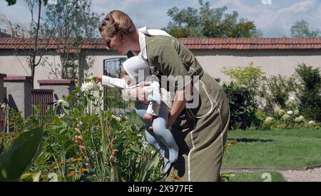 The zone of Interest est un film dramatique historique de 2023 écrit et réalisé par Jonathan Glazer, coproduit par le Royaume-Uni, les États-Unis et la Pologne. Inspiré du roman de 2014 de Martin amis, le film se concentre sur la vie du commandant d'Auschwitz Rudolf Höss et de son épouse Hedwige, qui vivent avec leur famille dans une maison dans la zone d'intérêt à côté du camp de concentration. Cette photographie est à usage éditorial exclusif et est la propriété de la société cinématographique et/ou du photographe assigné par la société cinématographique ou de production et ne peut être reproduite que par des publications en conjonction Banque D'Images