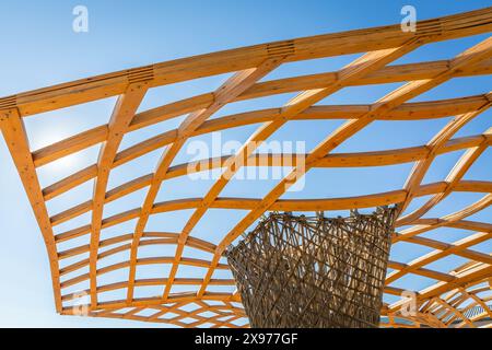 Détail d'une architecture moderne en bois, toit en bois, design ajouré Banque D'Images