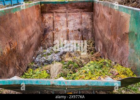 Grand conteneur avec déchets verts dans le parc public, recyclage ou plantes, compostage Banque D'Images