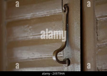 Porte en bois antique avec une poignée de type loquet en métal à Nauplie, Péloponnèse Grèce. Banque D'Images