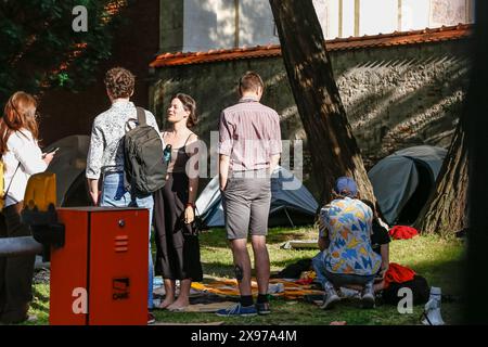 28 mai 2024, Cracovie, Malopolskie, Pologne : les étudiants de l'Université Jagiellonia sont assis près de leurs tentes alors qu'ils tiennent leur grève professionnelle dans la cour du Collegium Broscianum sur une rue emblématique de Grodzka pendant une semaine en soutien à la Palestine. Les étudiants ont organisé une grève pacifique contre Israël attaque contre la Palestine. Les étudiants polonais ont protesté contre ce qu’ils appellent un génocide alors que plus de 35 000 Palestiniens ont été tués dans ce conflit de 7 mois. Israël a attaqué la bande de Gaza après que le Hamas s’est infiltré et a tué plus de 11 cents personnes en Israël le 7 octobre 2023. (Crédit image : © Dominika Zarzyck Banque D'Images