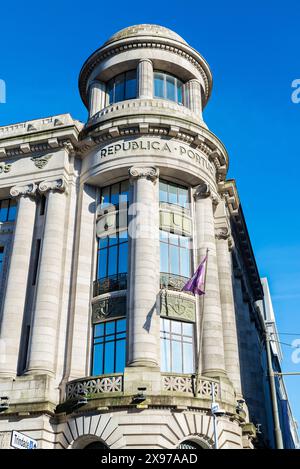 Porto, Portugal - 23 novembre 2023 : façade et enseigne de la banque Caixa Geral de Depositos sur l'avenue dos Aliados à Porto ou Porto, Portugal Banque D'Images