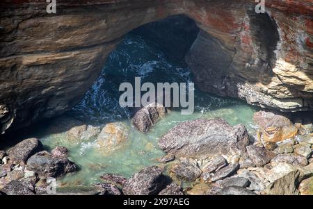 L'intéressante formation rocheuse Devils Punchbowl est une zone naturelle d'État près de Newport et Otter Rock, Oregon, États-Unis. Banque D'Images