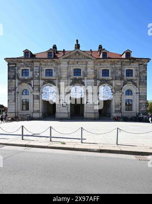 Sachsen Dresden Blockhaus Besichtigung des ab 5. Mai besuchbare Archiv der Avantgarden - Egidio Marzona ADA als neues Museum und Forschungseinrichtung Dresden -hier wurden 1,7 Millionen Objekte des Kunstsammlers Schenkung an die SKD untergebracht und das Blockhaus auf außergewöhnliche Weise in 6 Jahren umgebaut - Umgestaltung erfolgte durch das spanische Architektenbüro Nieto Sobejano Arquitectos - über - der Ausstellungsfläche schwebender Kubus ist der besondere Blickfang für die Besuchrt - das ADA ist weltweit einzigartig 010524 0105,24 Dresde Banque D'Images