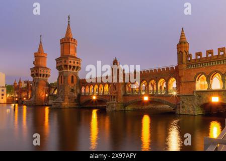 Vue sur le vieux pont en pierre historique Oberbaum sur la rivière Spree à Berlin au coucher du soleil. Allemagne. Banque D'Images