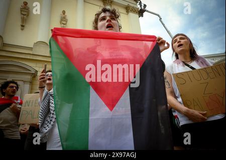 Varsovie, Pologne. 28 mai 2024. Un étudiant tient un drapeau palestinien lors d'une manifestation à Varsovie, en Pologne, le 28 mai 2024. Plusieurs dizaines d'étudiants ont manifesté devant le bâtiment principal de l'Université de Varsovie avant les négociations avec la haute direction avec des demandes de mettre fin aux liens avec les partenaires israéliens. (Photo de Jaap Arriens/Sipa USA) crédit : Sipa USA/Alamy Live News Banque D'Images