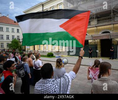 Varsovie, Pologne. 28 mai 2024. Un étudiant agite un drapeau palestinien lors d'une manifestation à Varsovie, en Pologne, le 28 mai 2024. Plusieurs dizaines d'étudiants ont manifesté devant le bâtiment principal de l'Université de Varsovie avant les négociations avec la haute direction avec des demandes de mettre fin aux liens avec les partenaires israéliens. (Photo de Jaap Arriens/Sipa USA) crédit : Sipa USA/Alamy Live News Banque D'Images