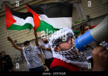 Varsovie, Pologne. 28 mai 2024. Des étudiants brandissent des drapeaux palestiniens lors d'une manifestation à Varsovie, en Pologne, le 28 mai 2024. Plusieurs dizaines d'étudiants ont manifesté devant le bâtiment principal de l'Université de Varsovie avant les négociations avec la haute direction avec des demandes de mettre fin aux liens avec les partenaires israéliens. (Photo de Jaap Arriens/Sipa USA) crédit : Sipa USA/Alamy Live News Banque D'Images