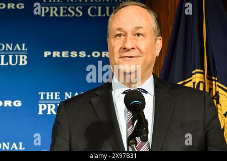 Douglas Emhoff, marié au vice-président américain Kamala Harris, parle au National Press Club sur la santé mentale des jeunes, le 28 mai 2024. Banque D'Images