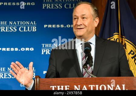 Douglas Emhoff, marié au vice-président américain Kamala Harris, parle au National Press Club sur la santé mentale des jeunes, le 28 mai 2024. Banque D'Images